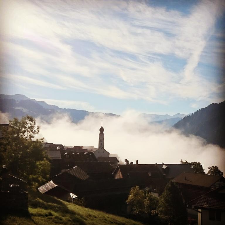 Gaestehaus Alpina In فاناس الغرفة الصورة